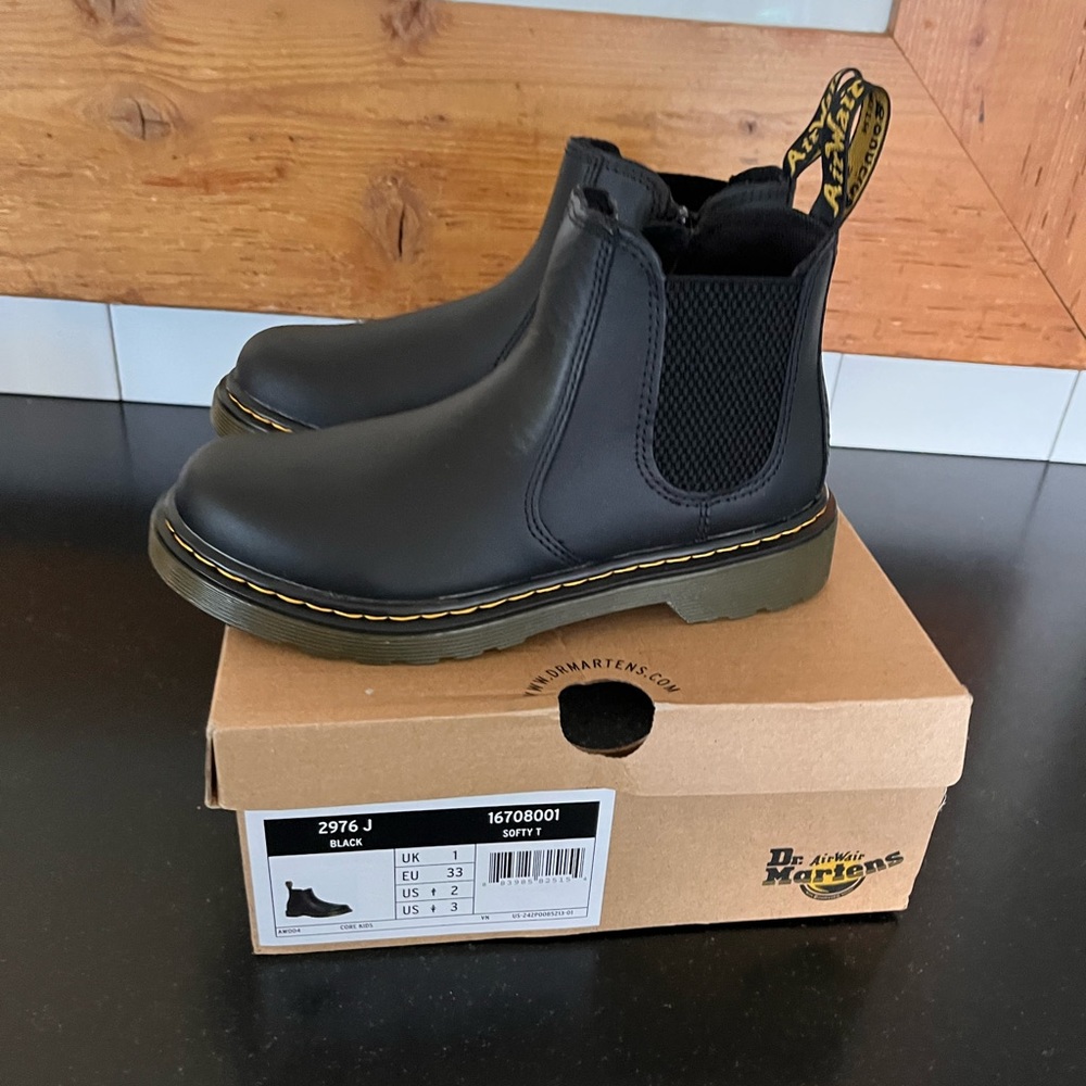 Brand New in Box kids Dr Martens “Chelsea” side zip size 1 kids shoes
